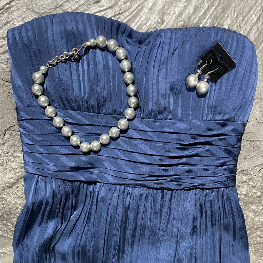 BCBG MAXAZRIA long navy blue strapless dress / Gray Pearl necklace and earrings
